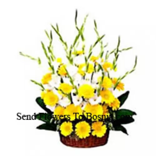 Kosz z sezonowymi kwiatami i żółtymi gerberami