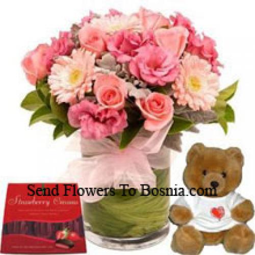 Sortierte niedliche Blumen mit Teddy und Schokolade